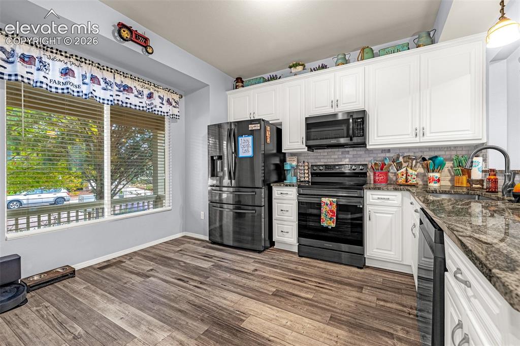 Image 8 of 47: Kitchen