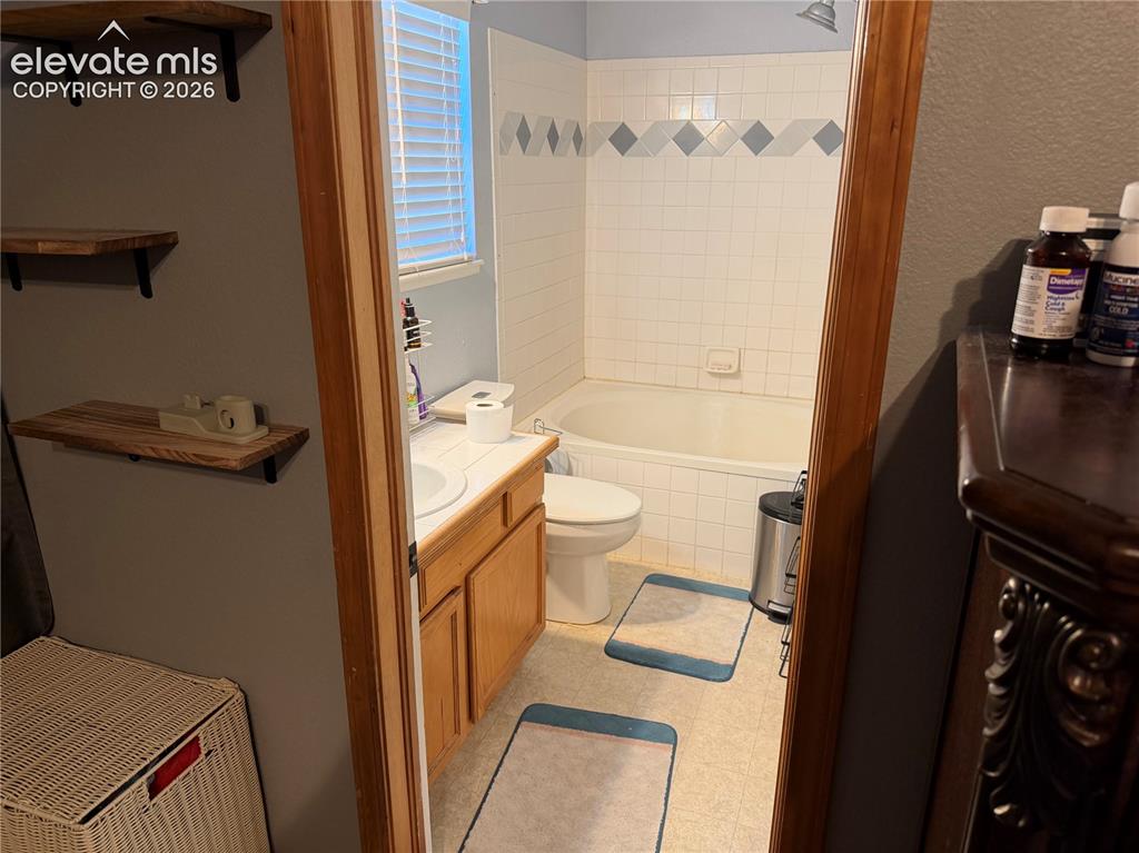 Image 11 of 49: Bathroom