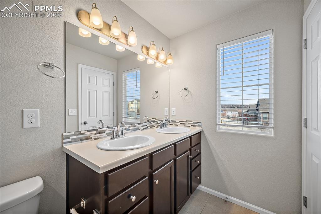 Image 28 of 42: Bathroom