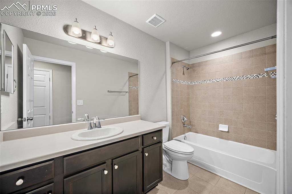 Image 29 of 42: Bathroom