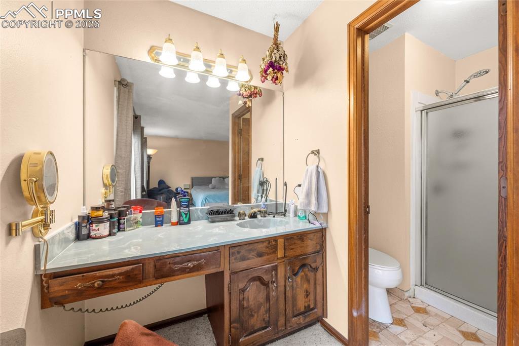 Image 10 of 17: Bathroom