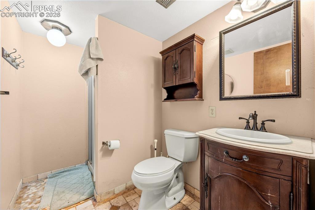 Image 13 of 17: Bathroom