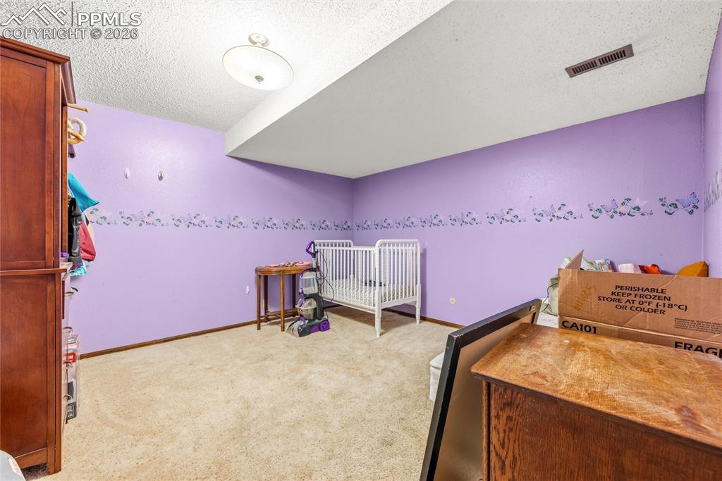 Image 14 of 17: Bedroom