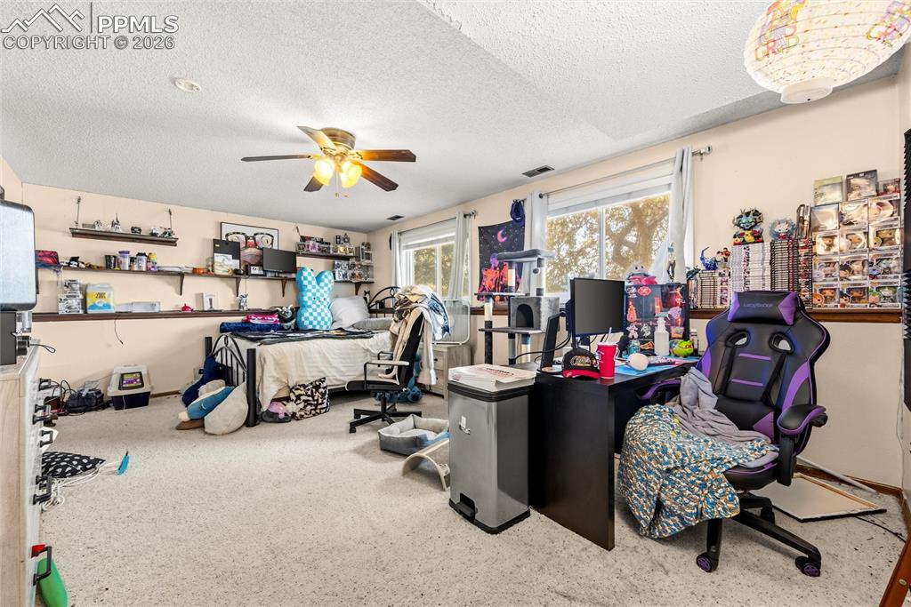 Image 15 of 17: Office