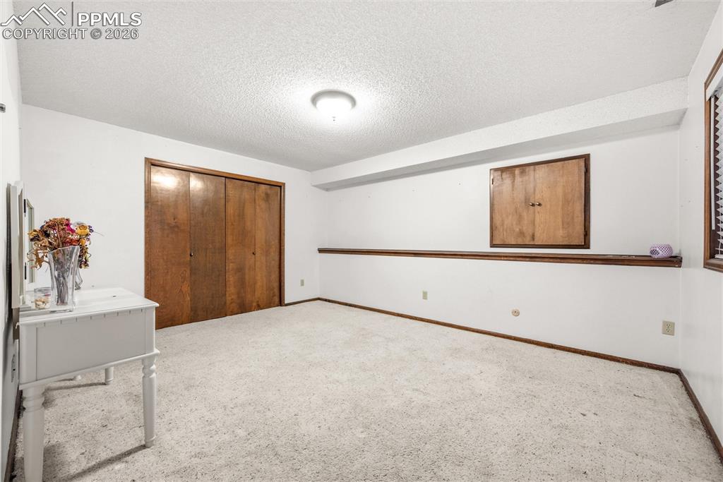 Image 16 of 17: Bedroom