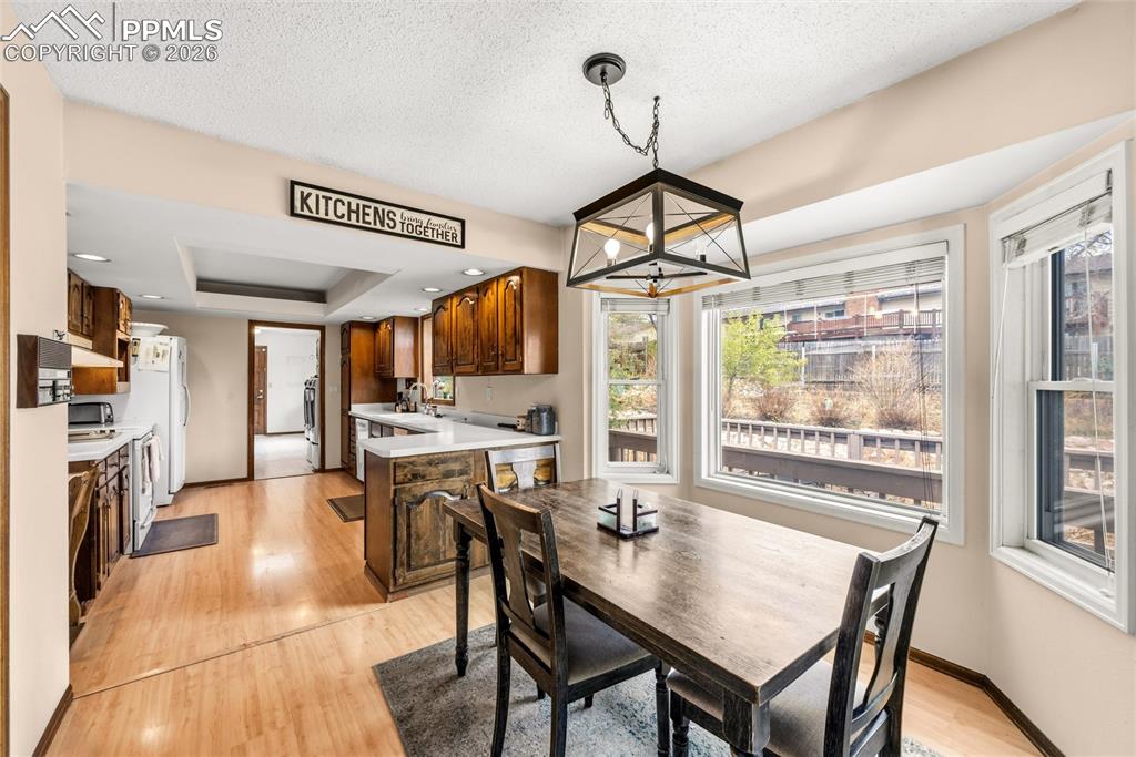 Image 3 of 17: Dining Area