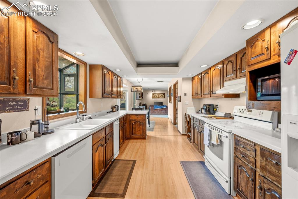 Image 4 of 17: Kitchen