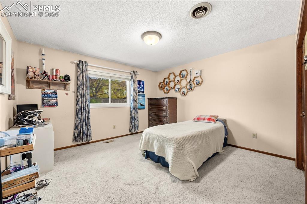 Image 7 of 17: Bedroom