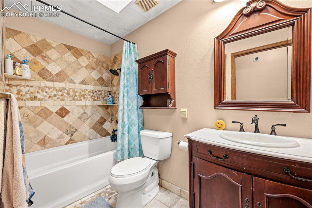 Image 8 of 17: Bathroom