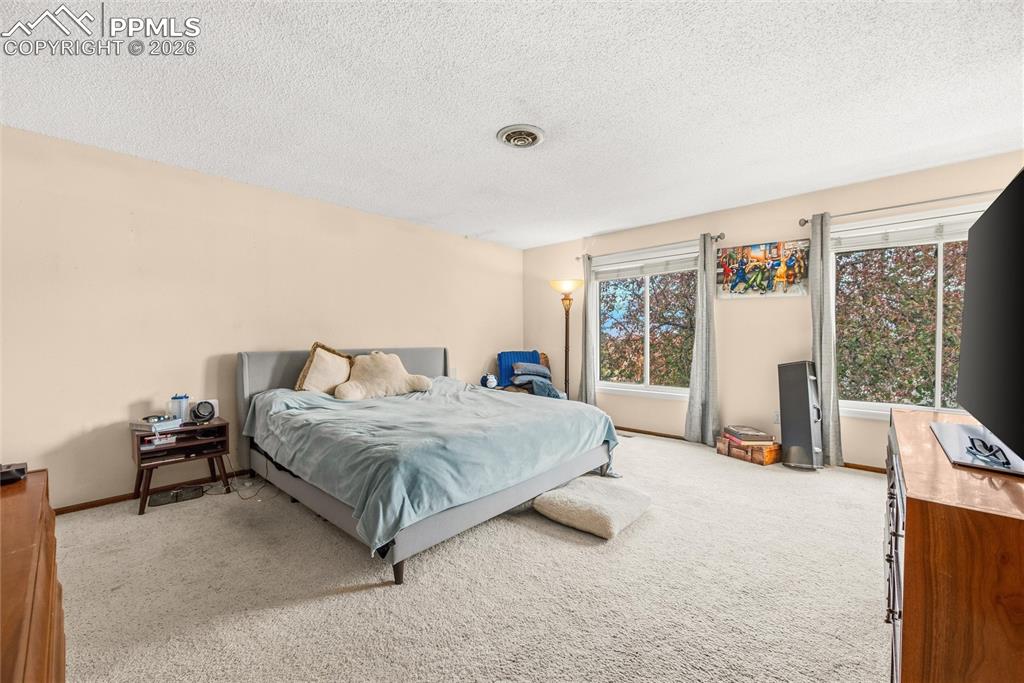 Image 9 of 17: Bedroom