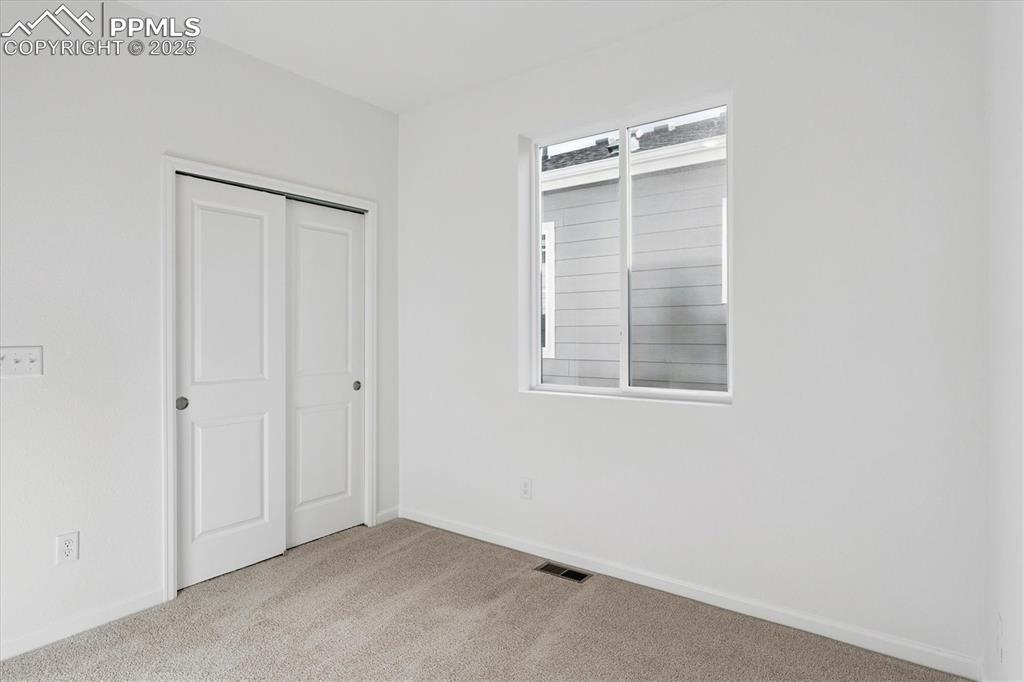 Image 14 of 20: Bedroom