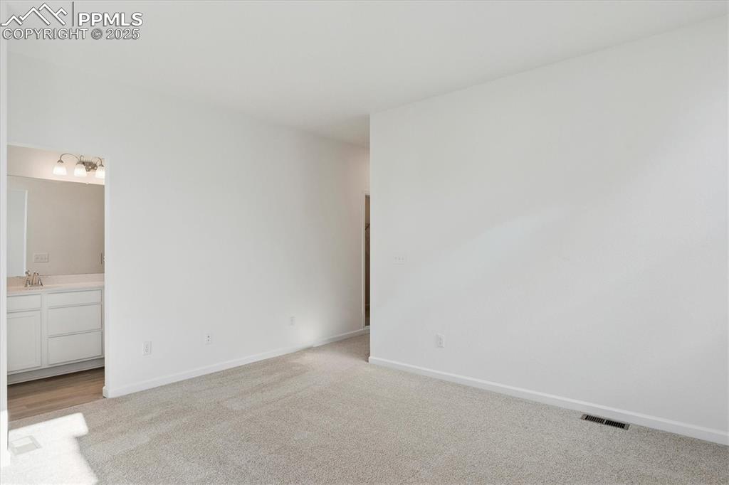 Image 16 of 20: Bedroom