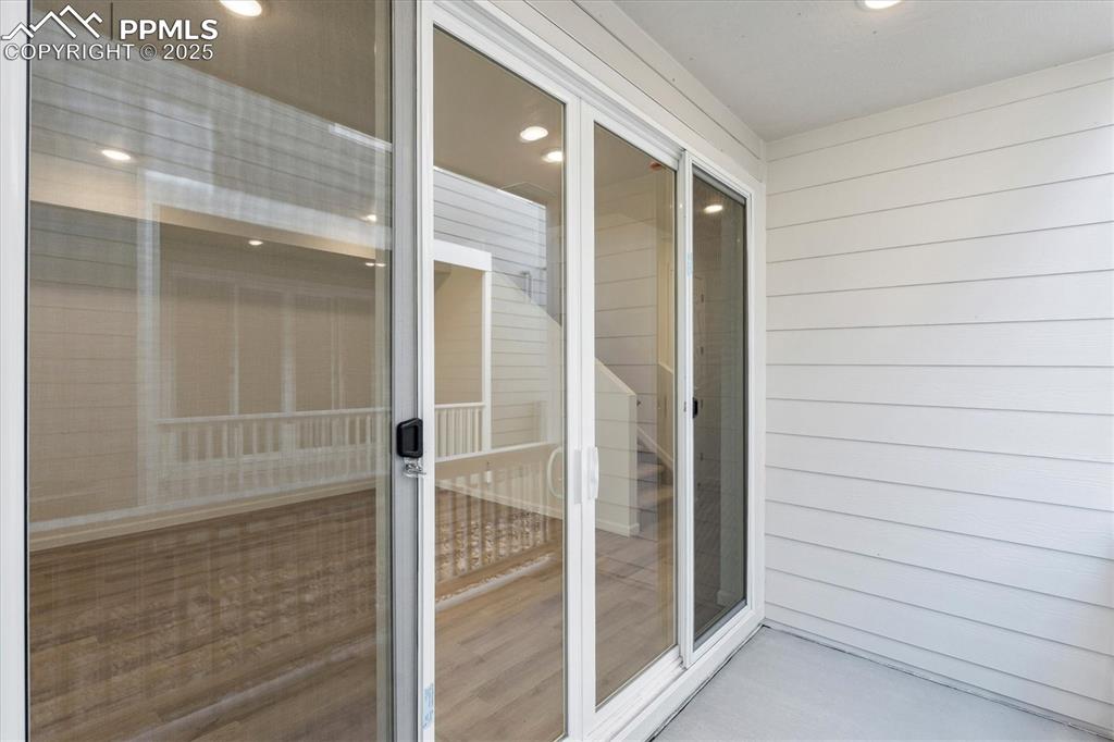 Image 18 of 20: Balcony