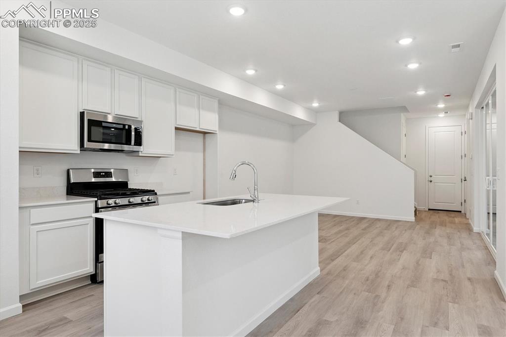 Image 4 of 20: Kitchen