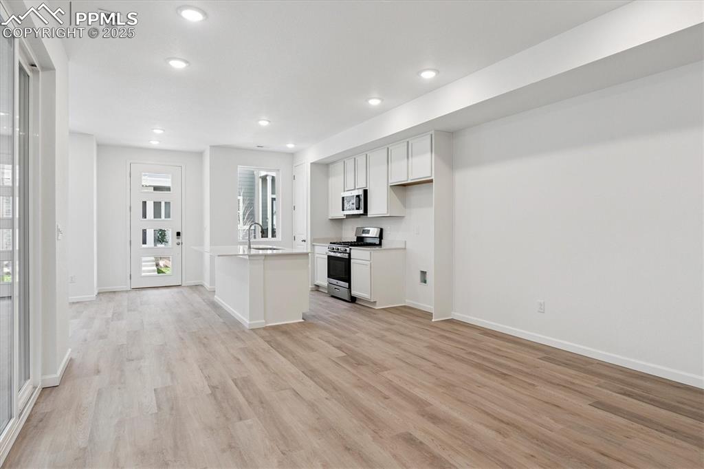 Image 7 of 20: Kitchen