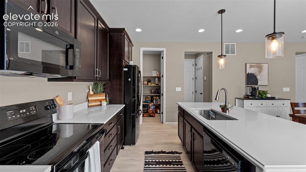 Image 15 of 38: Kitchen