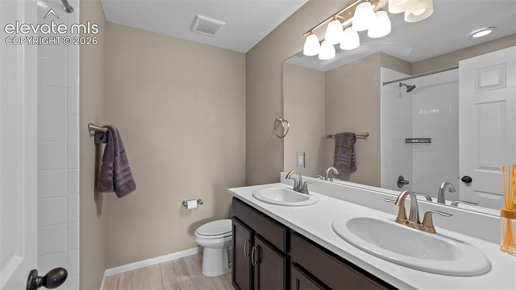 Image 27 of 38: Bathroom