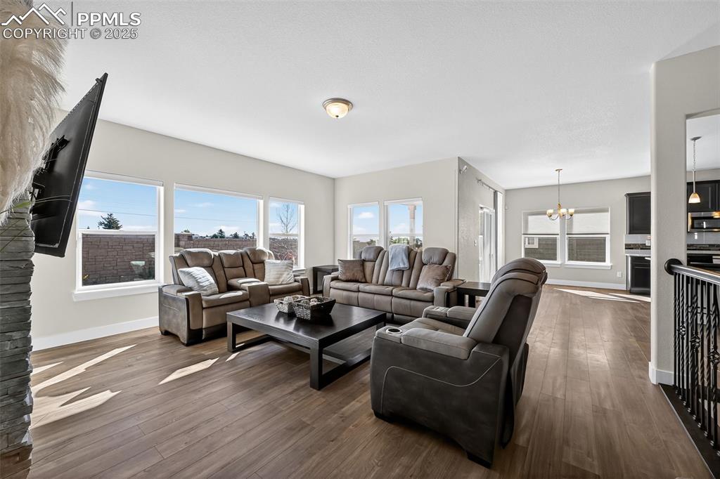 Image 18 of 36: Living Room