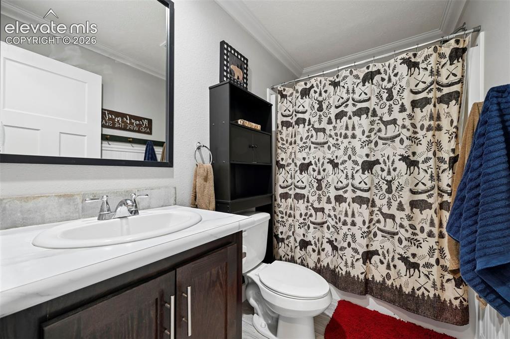 Image 21 of 37: Bathroom