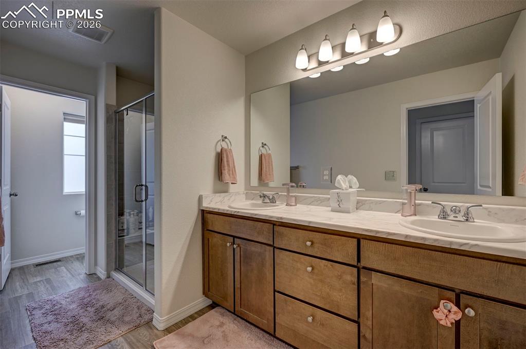 Image 27 of 42: Bathroom