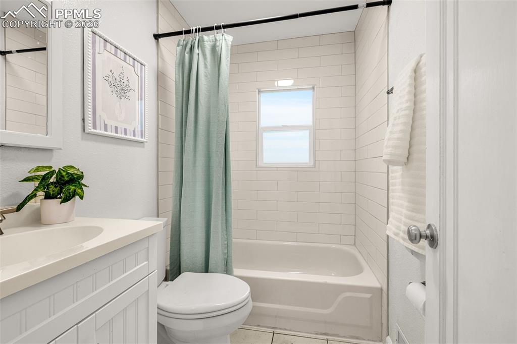 Image 17 of 34: Bathroom