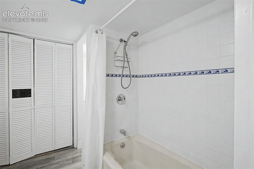 Image 15 of 27: Bathroom