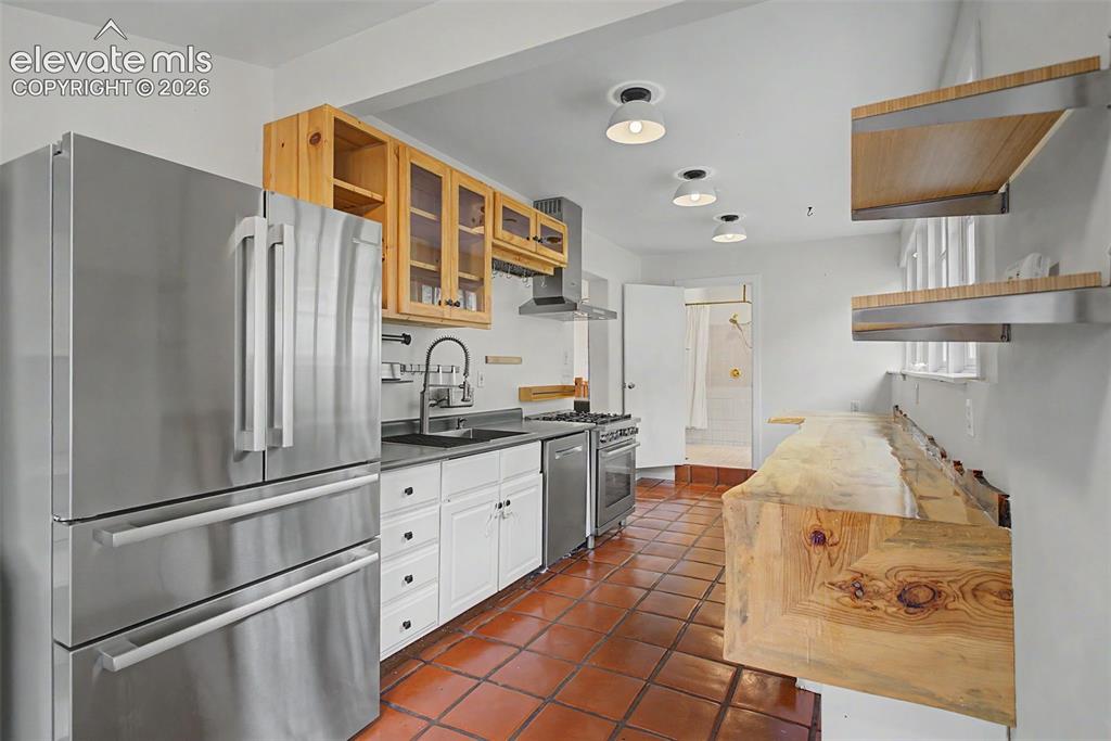 Image 4 of 27: Kitchen
