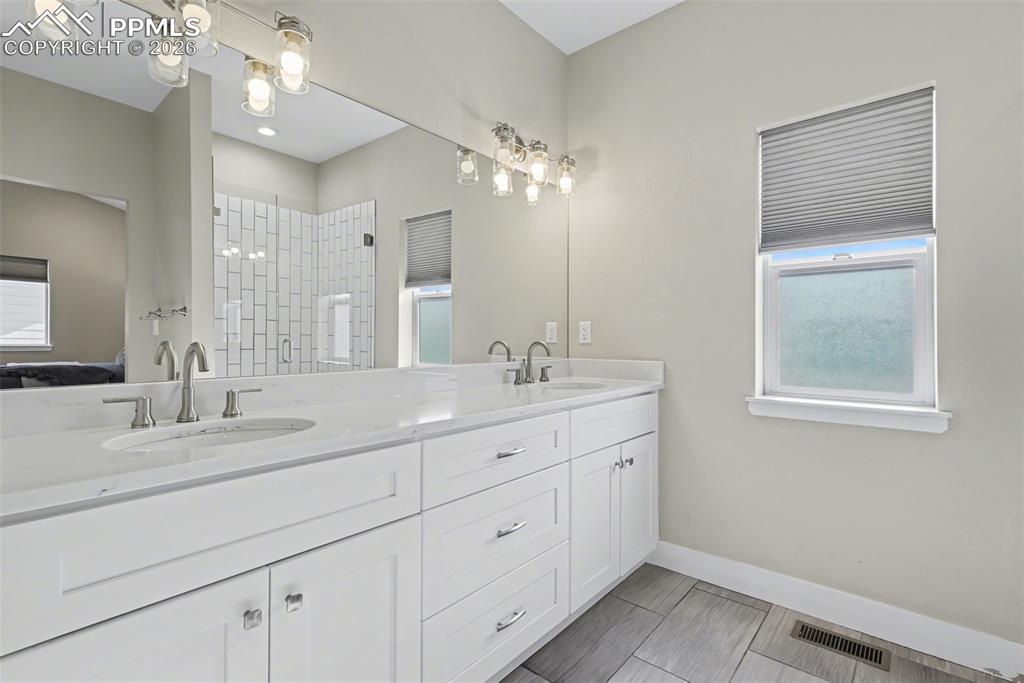 Image 19 of 36: Bathroom