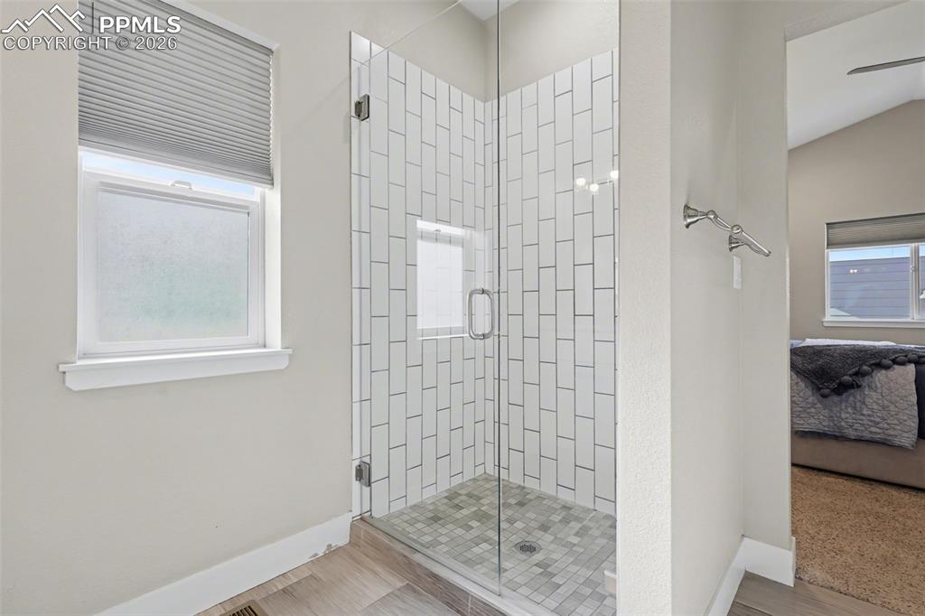 Image 20 of 36: Bathroom