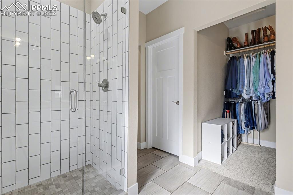 Image 21 of 36: Bathroom