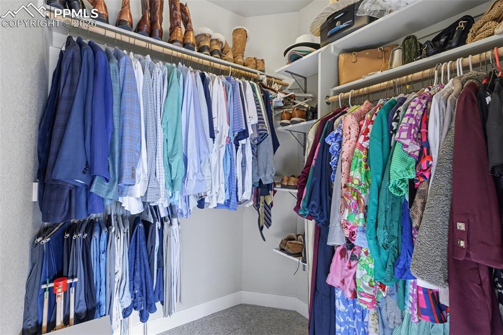 Image 22 of 36: Closet