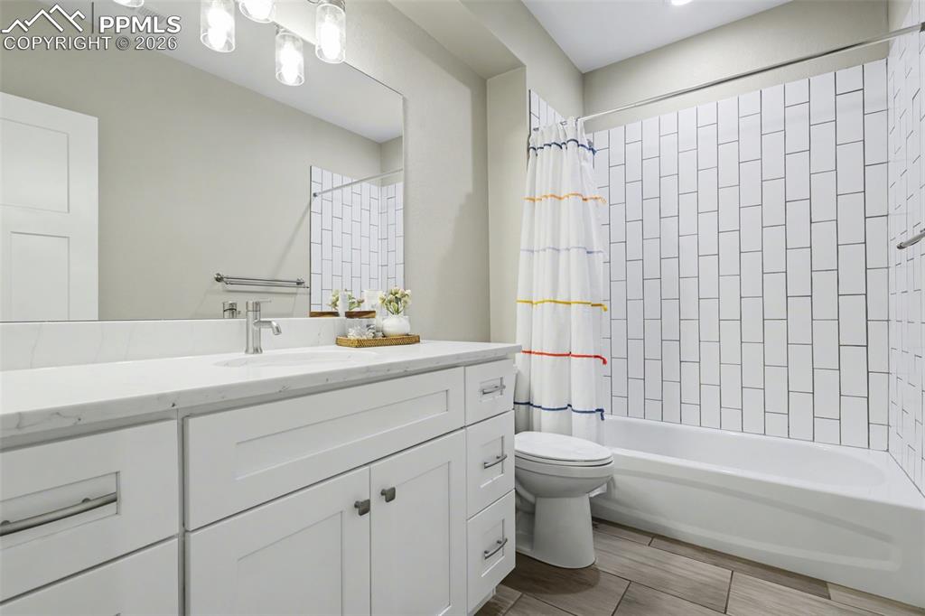 Image 29 of 36: Bathroom