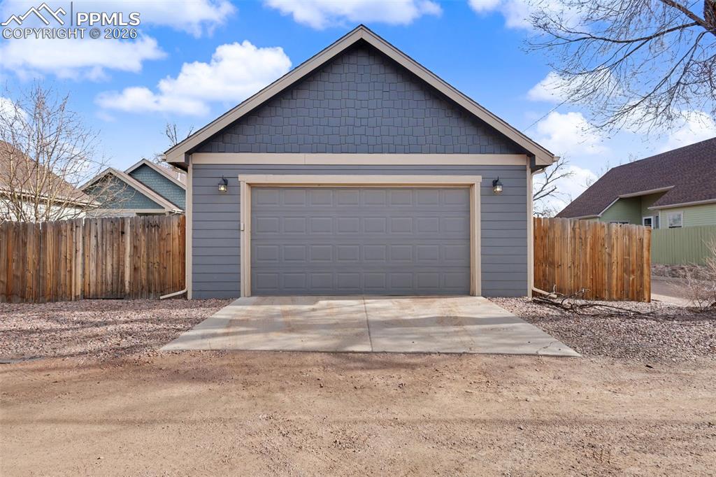 Image 36 of 36: Garage