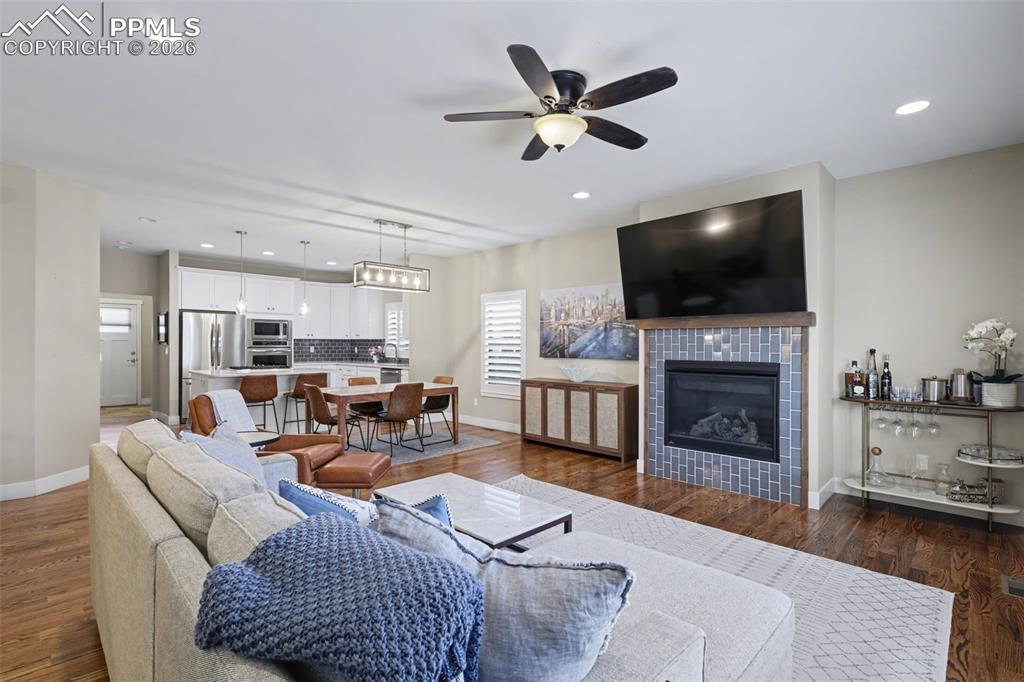 Image 4 of 36: Living Room