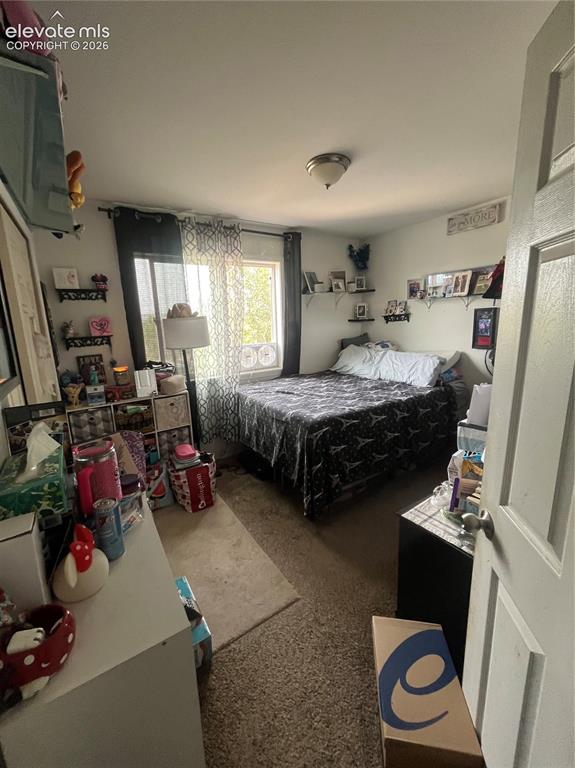 Image 7 of 14: Bedroom
