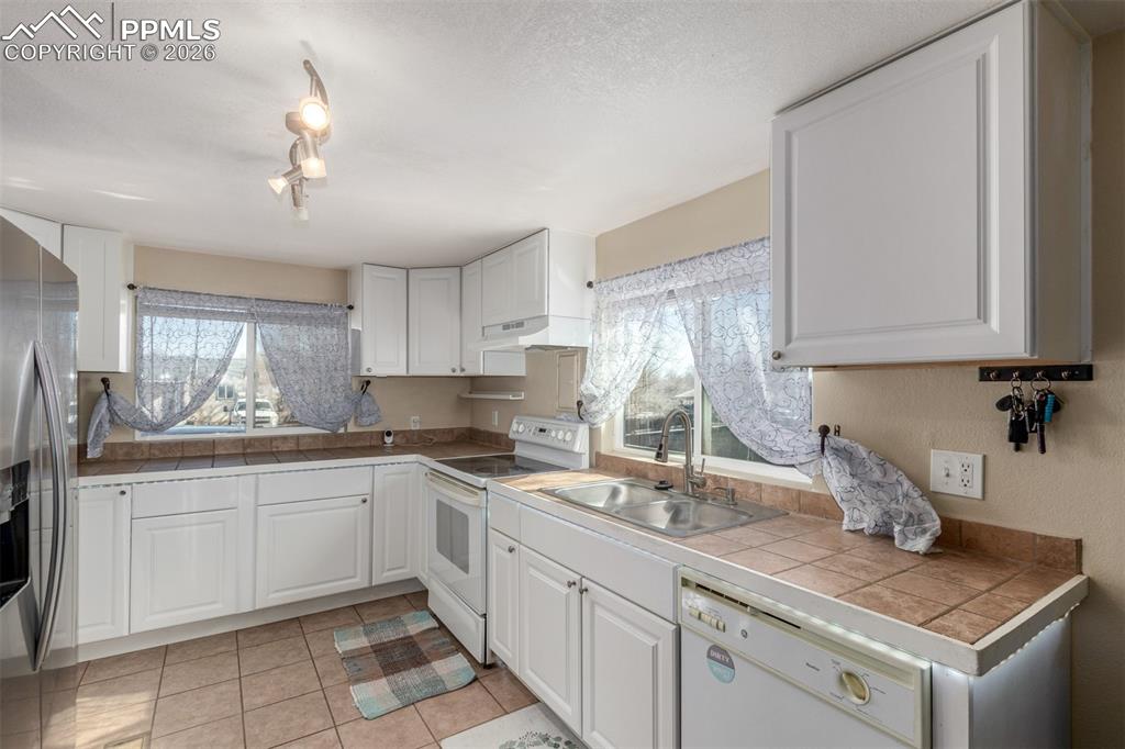 Image 13 of 32: Kitchen