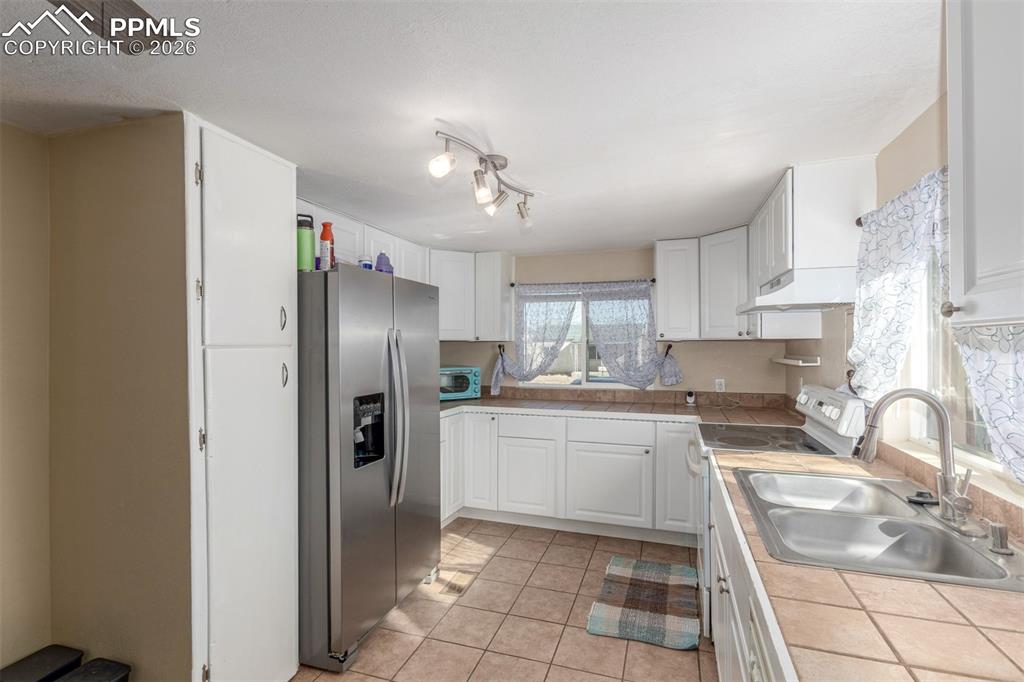 Image 14 of 32: Kitchen