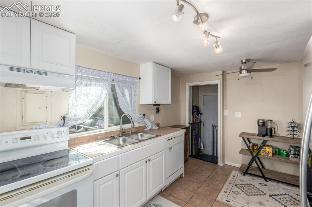 Image 15 of 32: Kitchen