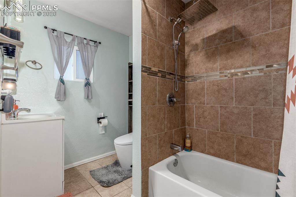 Image 19 of 32: Bathroom