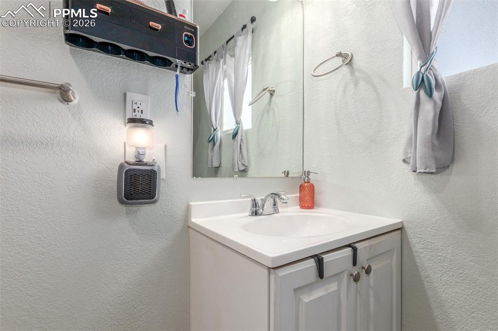 Image 20 of 32: Bathroom