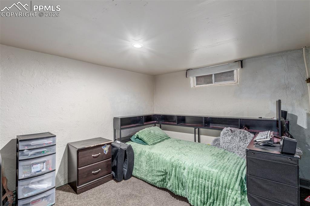 Image 25 of 32: Bedroom