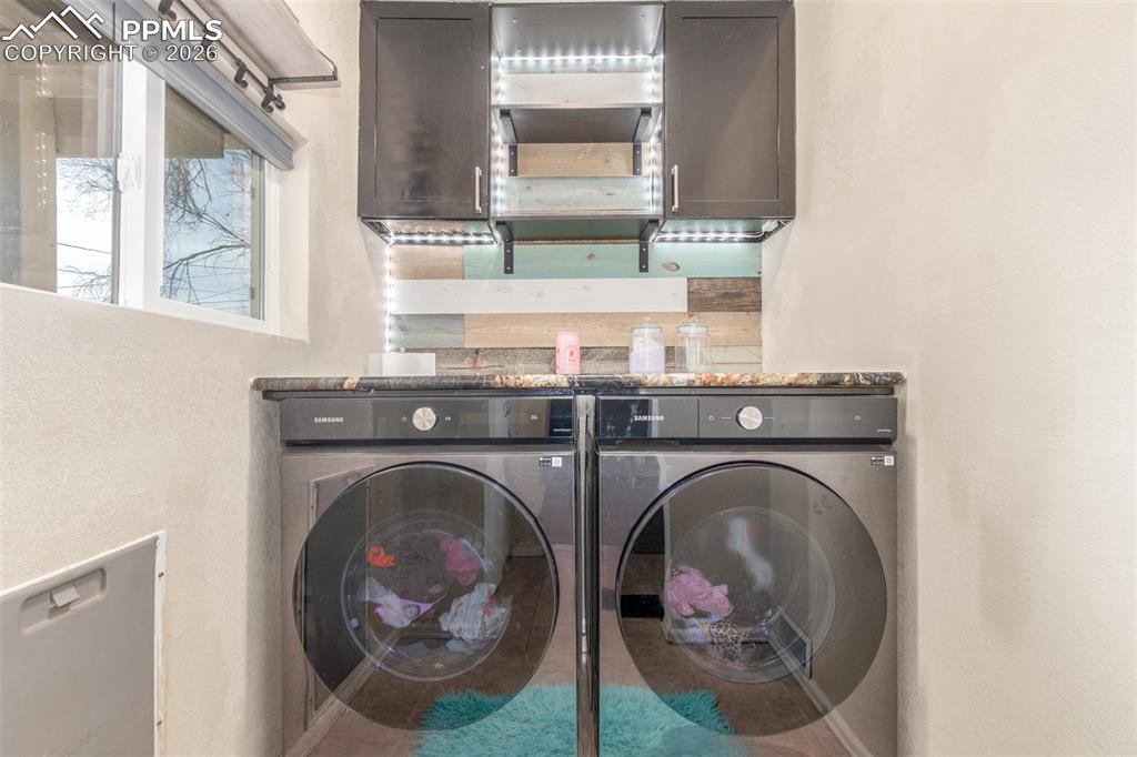 Image 27 of 32: Laundry