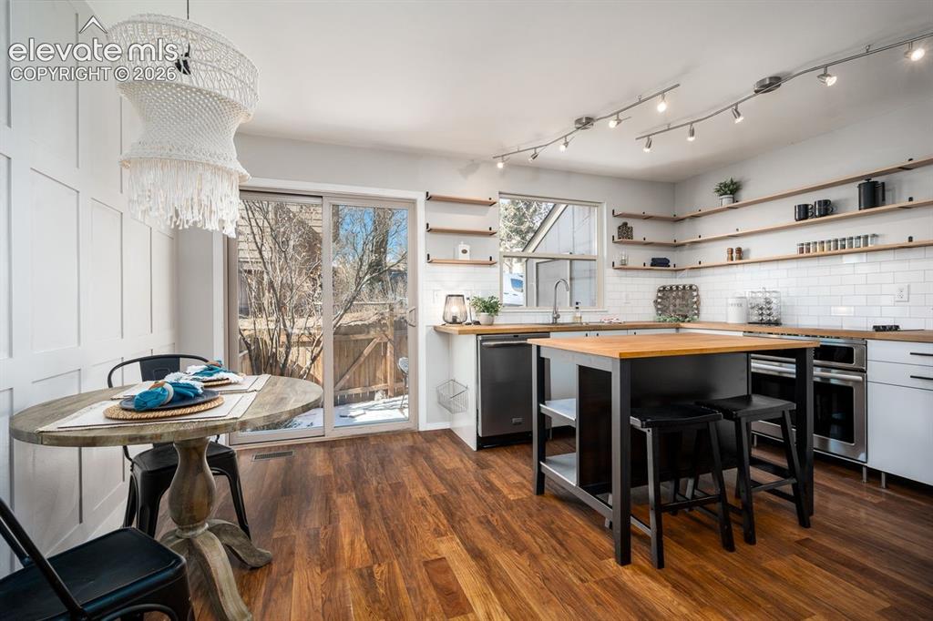 Image 11 of 32: Kitchen