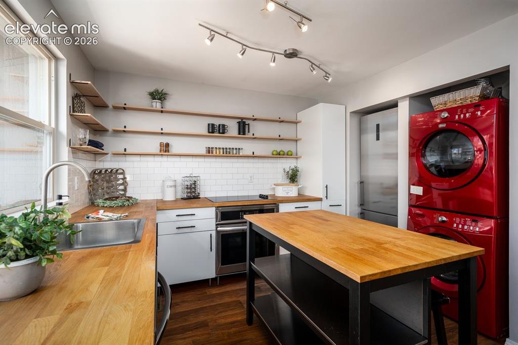Image 13 of 32: Kitchen