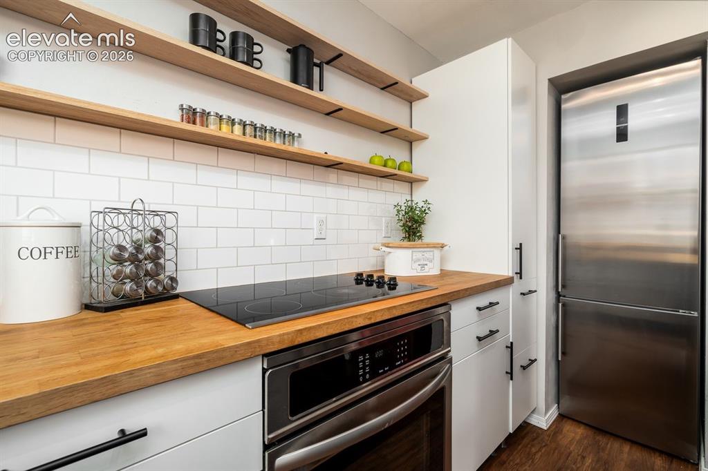 Image 14 of 32: Kitchen