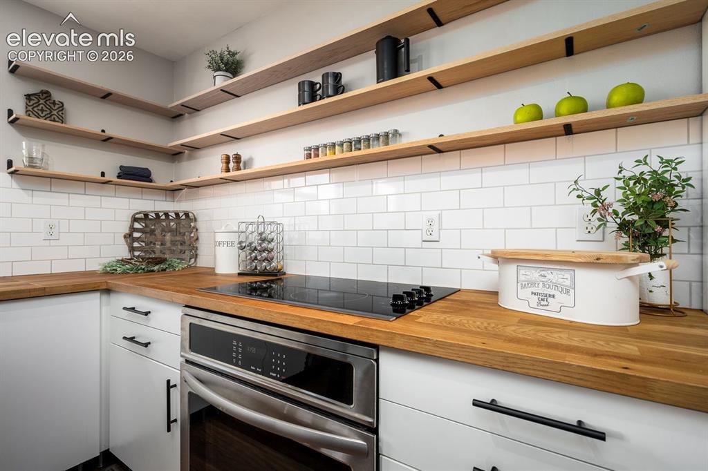 Image 16 of 32: Kitchen