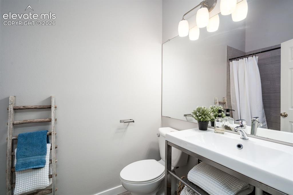 Image 18 of 32: Bathroom