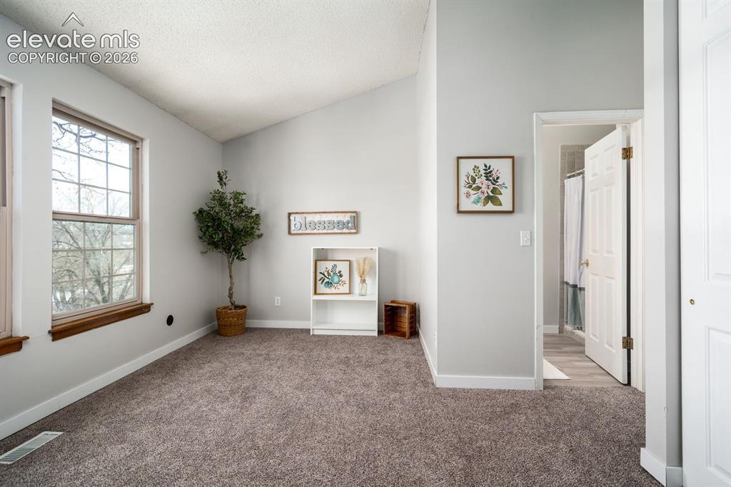 Image 19 of 32: Bedroom