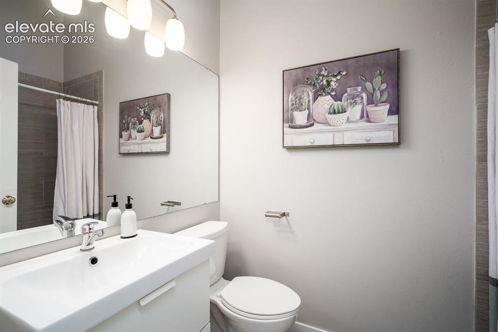 Image 23 of 32: Bathroom