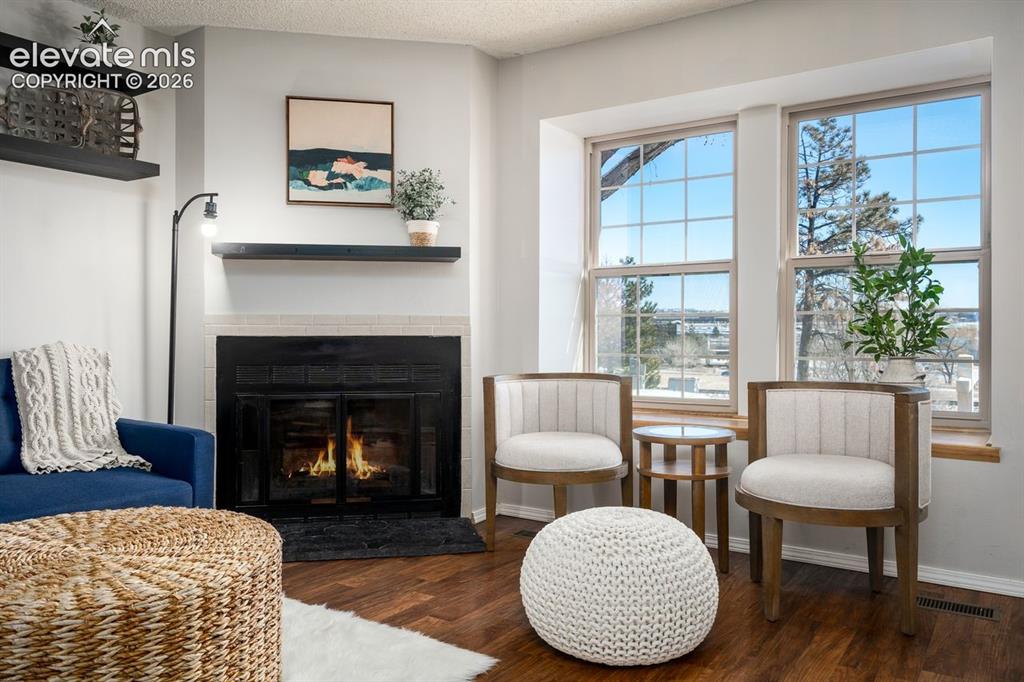 Image 4 of 32: Sitting Room